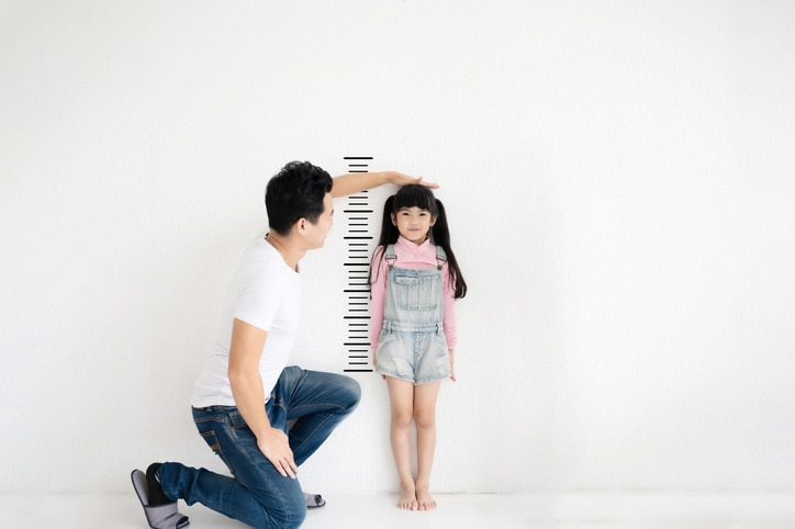Dad measuring child
