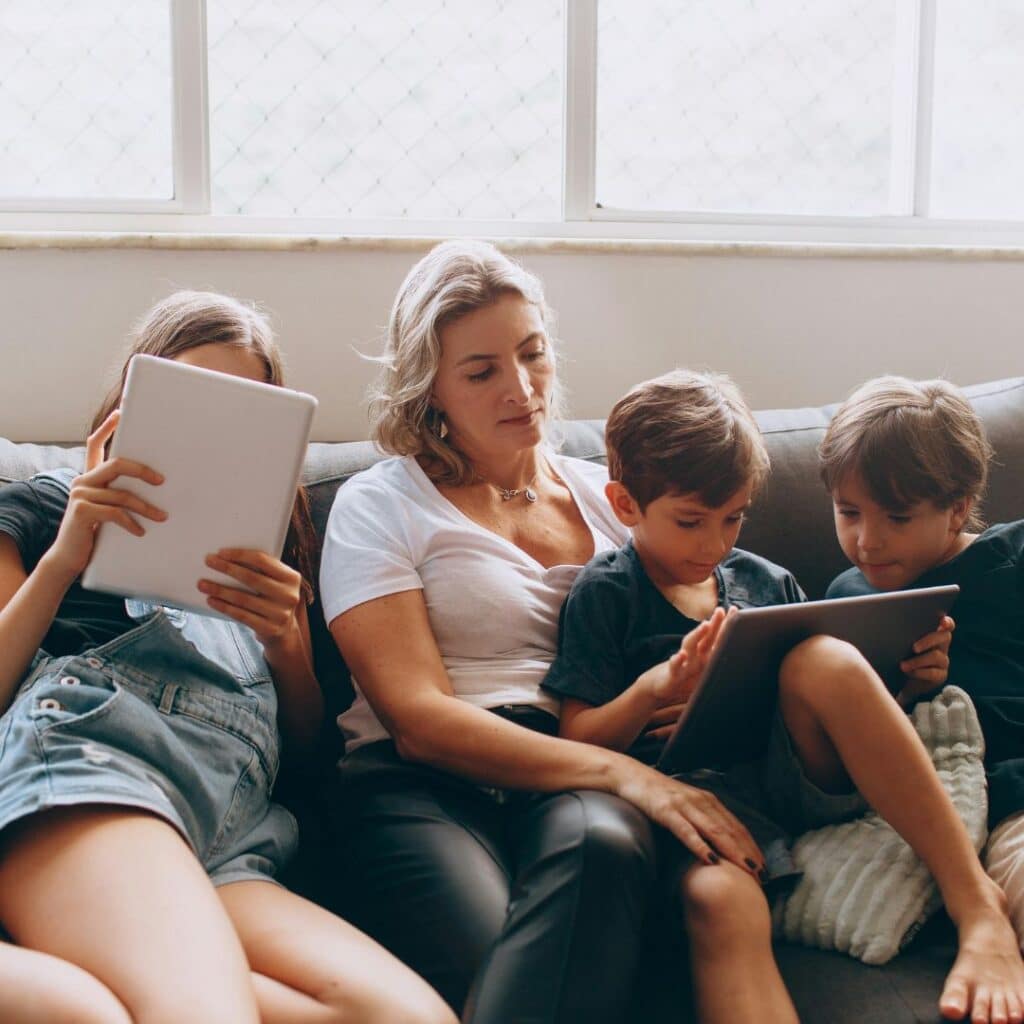 summer, family on devices